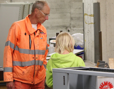 Lasse tittar p&aring; Olle och s&auml;ger: Nej, du f&aring;r inte ta med husen hem!