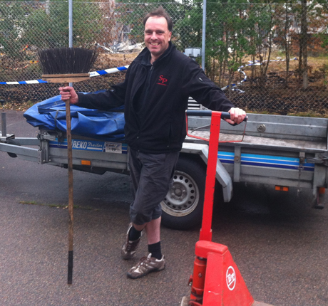 En dag d&ouml;k Peter p&aring; SP-maskiner upp. Han &auml;r ordf&ouml;rande i bl&aring;sorkestern och i samband med godsmagasinsflytten sk&auml;nker han en r&auml;lsborste och godsv&aring;g fr&aring;n godsmagasinet. Dessutom bidrar SP-maskiner med en pallyft fr&aring;n BT.