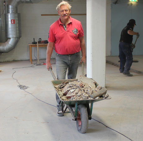 &Aring;ke, byggledare f&ouml;r lokalerna, tar tr&ouml;tt men glad, sista skottk&auml;rran till den knappt anv&auml;nda containern. Vi hade aldrig klarat oss utan den, Roy!