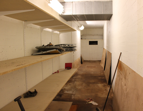 I det innersta av plastfabriken finns detta f&ouml;rr&aring;d, som f&ouml;rr kunde n&aring;s fr&aring;n flera olika delar av byggnaden. Numera &auml;r det bara T&aring;gCentralen som har tillg&aring;ng hit! Vi st&auml;da och dammade ordentligt. Precis i &ouml;vre h&ouml;gra h&ouml;rnet finns ett stort h&aring;lrum som man kan krypa in i. H&aring;lrummets tak &auml;r t&auml;ckt av pl&aring;tskivor som utg&ouml;r golvet i en annan del av byggnaden. Tidigare har detta varit r&ouml;r- och kabelgenomf&ouml;ringar. Numera &auml;r det tomt...