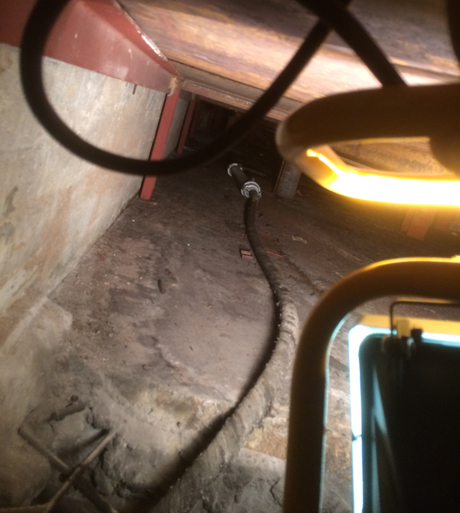 De fick lyfta p&aring; 6 golvplattor i st&aring;lpl&aring;t f&ouml;r att kunna dra upp den h&auml;r kabel.
