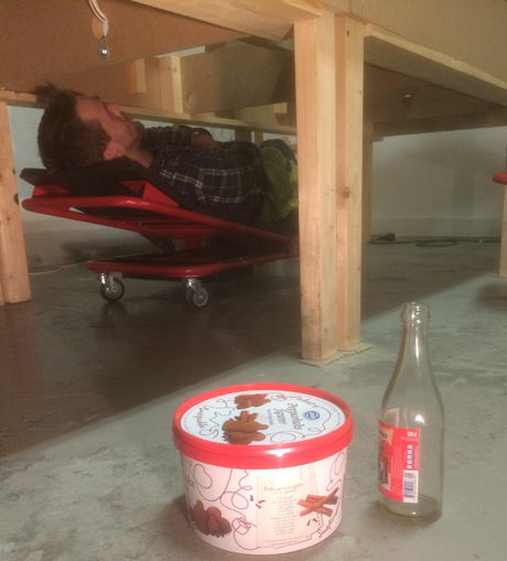 Ibland &auml;r man tr&ouml;tt och beh&ouml;ver kraft...d&aring; hittade Danne pepparkakor och julmust, trots att det &auml;nnu &auml;r sk&ouml;n sommar...