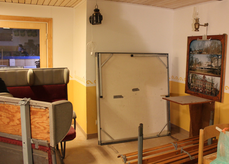 Godsmagasinet i Ljungby. Ljungby bl&aring;sorkester vill avyttra sina t&aring;gsoffor med tillbeh&ouml;r och donerar detta till T&aring;gCentralen i Ljungby! V&auml;rt att veta &auml;r att i detta lilla rum hade de styrande i Bl&aring;set p&aring; 90-talets mitt t&auml;nkt placera Dr. Schultzes modellj&auml;rnv&auml;g. Det &Auml;R tr&aring;ngt! Men, gamla synder &auml;r f&ouml;rl&aring;tna nu :)