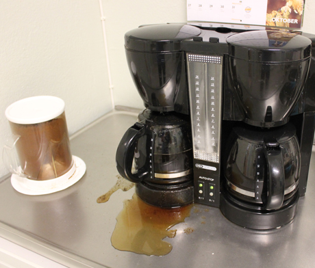 ...och kaffe&ouml;verkokning. Angelika sk&ouml;ter kaffet och medlemslistorna under tiden Gun har tagit en 2 m&aring;nader l&aring;ng paus. Hon och Rune h&aring;ller p&aring; att flytta till en ny l&auml;genhet i stan. Vi k&auml;mpar tappert p&aring; men saknar Gun!