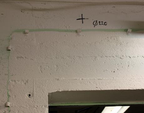 H&auml;r ska vi allts&aring; g&ouml;ra h&aring;let. Mellan yttre och inre bergrummet f&ouml;r att dra in ventilation i verkstaden.