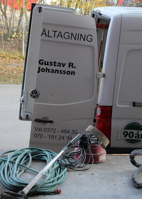 Vi och vi, vi ska f&aring; hj&auml;lp av en vit firmabil fr&aring;n Gustav R Johansson, sponsrat genom Roos p&aring; Ljungby Ventilation.