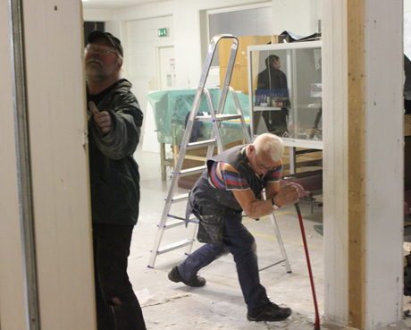 Bengt D och Jonte &auml;r i full fart att riva medan Leif A har krupit in i modellmontern med byggnaderna f&ouml;r Bolmenbanan.