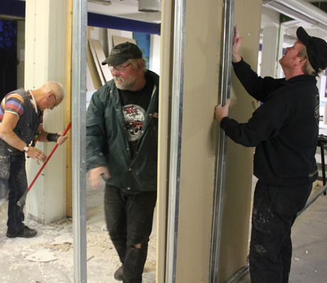 Samtidigt forts&auml;tter arbetet av Bengt och Mikael (ocks&aring; ny medlem! :)