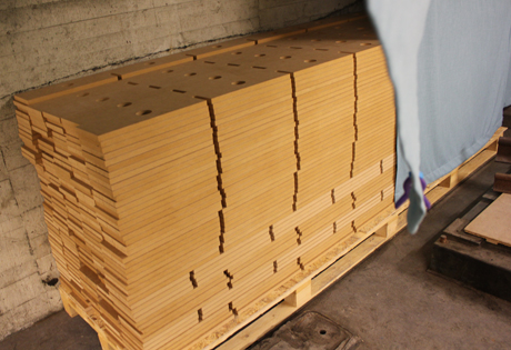 P&aring; tisdagen spenderade Bodo, H&aring;kan och Johan, under ledning av &Aring;ke en f&ouml;rmiddag till att b&auml;ra in 1,5 ton MDF-skivor fr&aring;n v&aring;r partner DLH i H&auml;ssleholm, beredda av v&aring;r partner Spectra i Ljungby. Allt bars f&ouml;r hand in till yttre bergrummet.