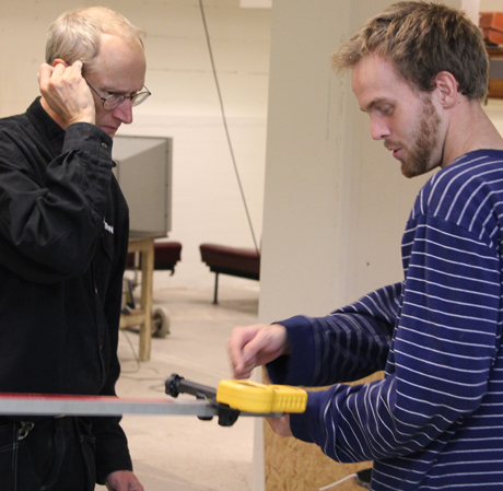 ...och hann knappt dra de f&ouml;rsta kablarna och r&ouml;ren f&ouml;rr&auml;n Danne ropade p&aring; assistans. De skulle m&auml;ta ut h&ouml;jder i lokalen med ett laservattenpass fr&aring;n Henke p&aring; Ljungby Maskin, en av T&aring;gCentralens partners!