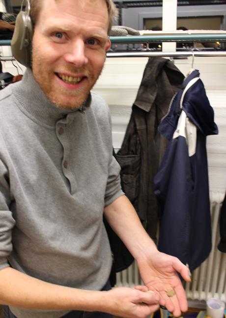 Tomas visste att det var dags att betala sin f&ouml;rsenade kaffepeng, och tog p&aring; sig h&ouml;rselskydd f&ouml;r att vara beredd p&aring; Guns &aring;sikt om f&ouml;rseningarna!