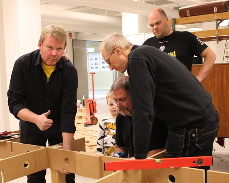 Under tiden p&aring;gick (riktigt) arbete i lokalen. Ett g&auml;ng herrar + barn slog sina kloka klot ihop och klurade ut hur underredet skulle sitta ihop.