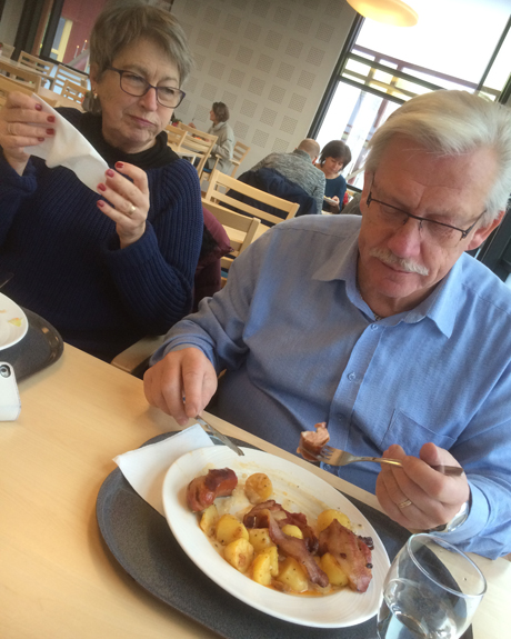 Ja, nu &aring;t vi inte enbart mat. Vi arbetade ocks&aring;. Men isterband, fl&auml;sk, potatis, bruna b&ouml;nor och l&ouml;ks&aring;s p&aring; &Aring;sikten i Ljungby gav oss styrka att...